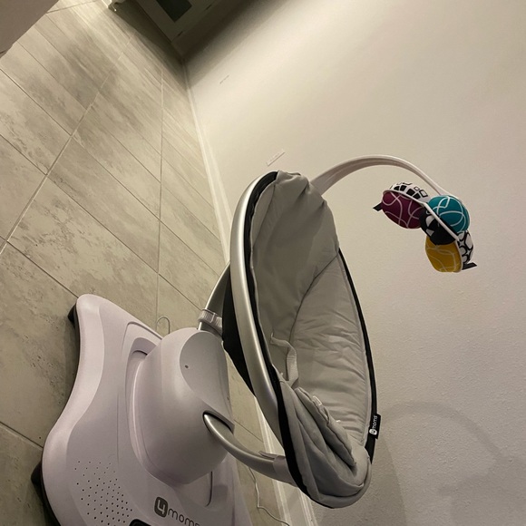 Halo bassinet , mamaroo and dockatot - Picture 7 of 8